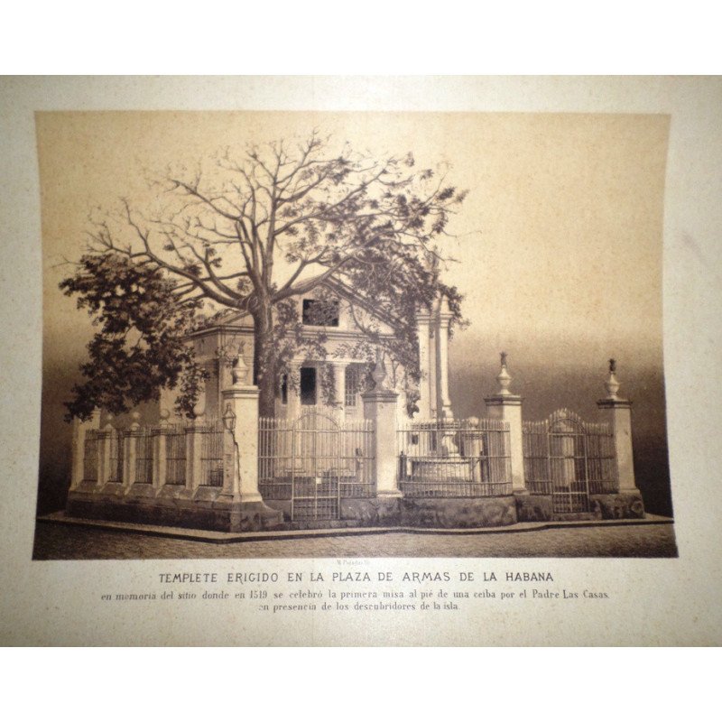Templete erigido en la Plaza de Armas de La Habana en memoria del sitio donde en 1518 se celebró la primera misa al pie de una c